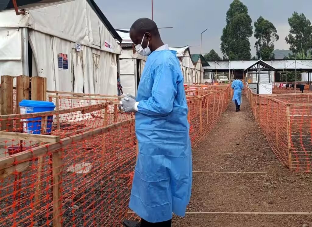 Febbre del Congo, quali sono i sintomi e i rischi di contagio