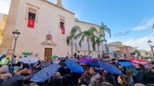 La vigilia di Santa Lucia a Comiso e il lancio delle noccioline