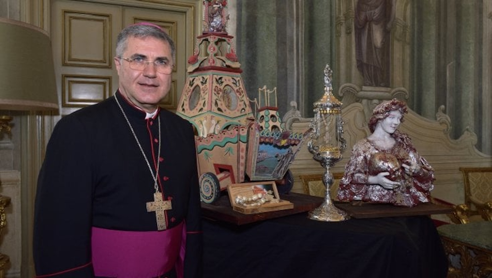 Inciampa su una mattonella l’arcivescovo Lorefice, ko per due settimane