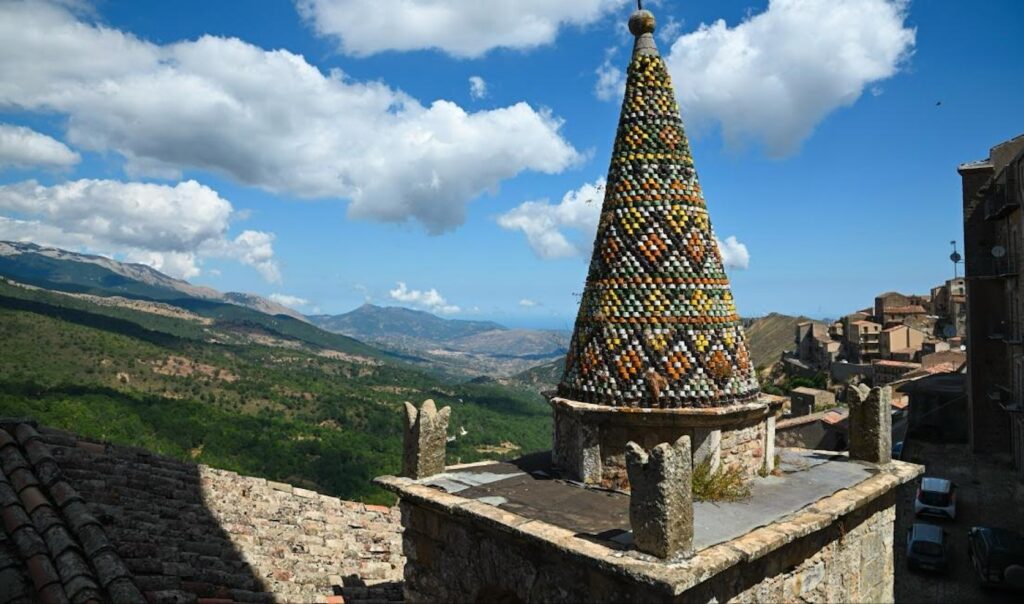 La bellezza dimenticata delle cuspidi maiolicate siciliane in un libro sostenuto da Sicilbanca