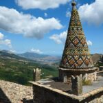 La bellezza dimenticata delle cuspidi maiolicate siciliane in un libro sostenuto da Sicilbanca