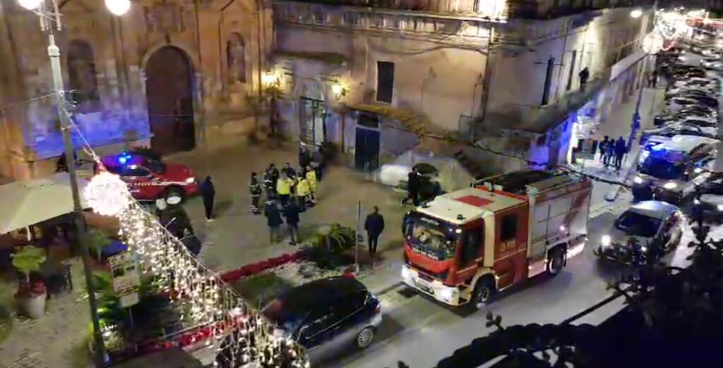 Modica, le bombe carta davanti al Municipio, situazione fuori controllo
