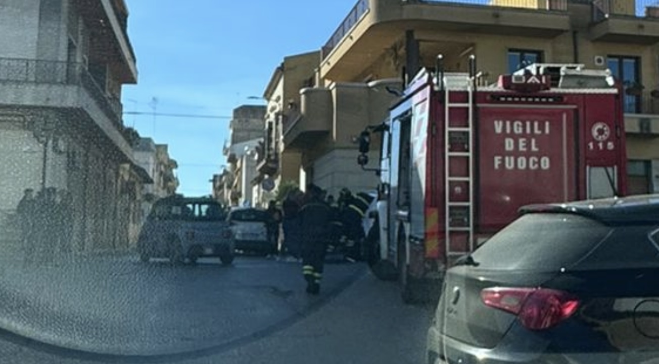 Vittoria, neonato rimane nel seggiolino dell’auto dopo che le portiere si sono bloccate