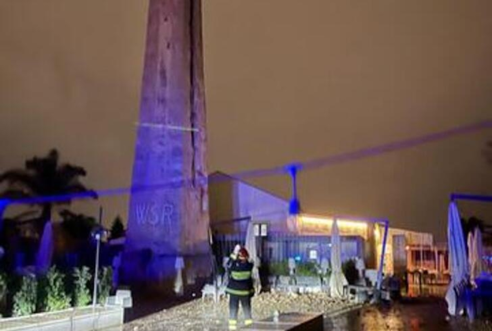 Maltempo, fulmine colpisce la torre accanto ad una pizzeria: 4 feriti di cui uno grave