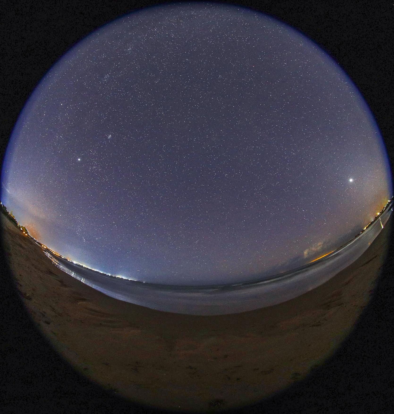 Giove che sorge a est, Venere che tramonta a ovest riflesso sul mare di Porto Ulisse