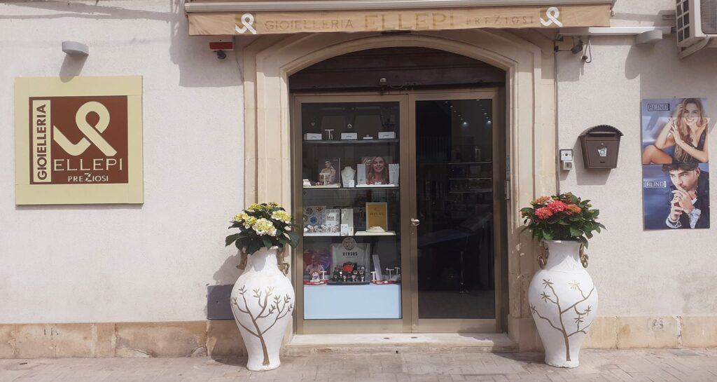 I ladri nella notte in una gioielleria del centro a Scicli