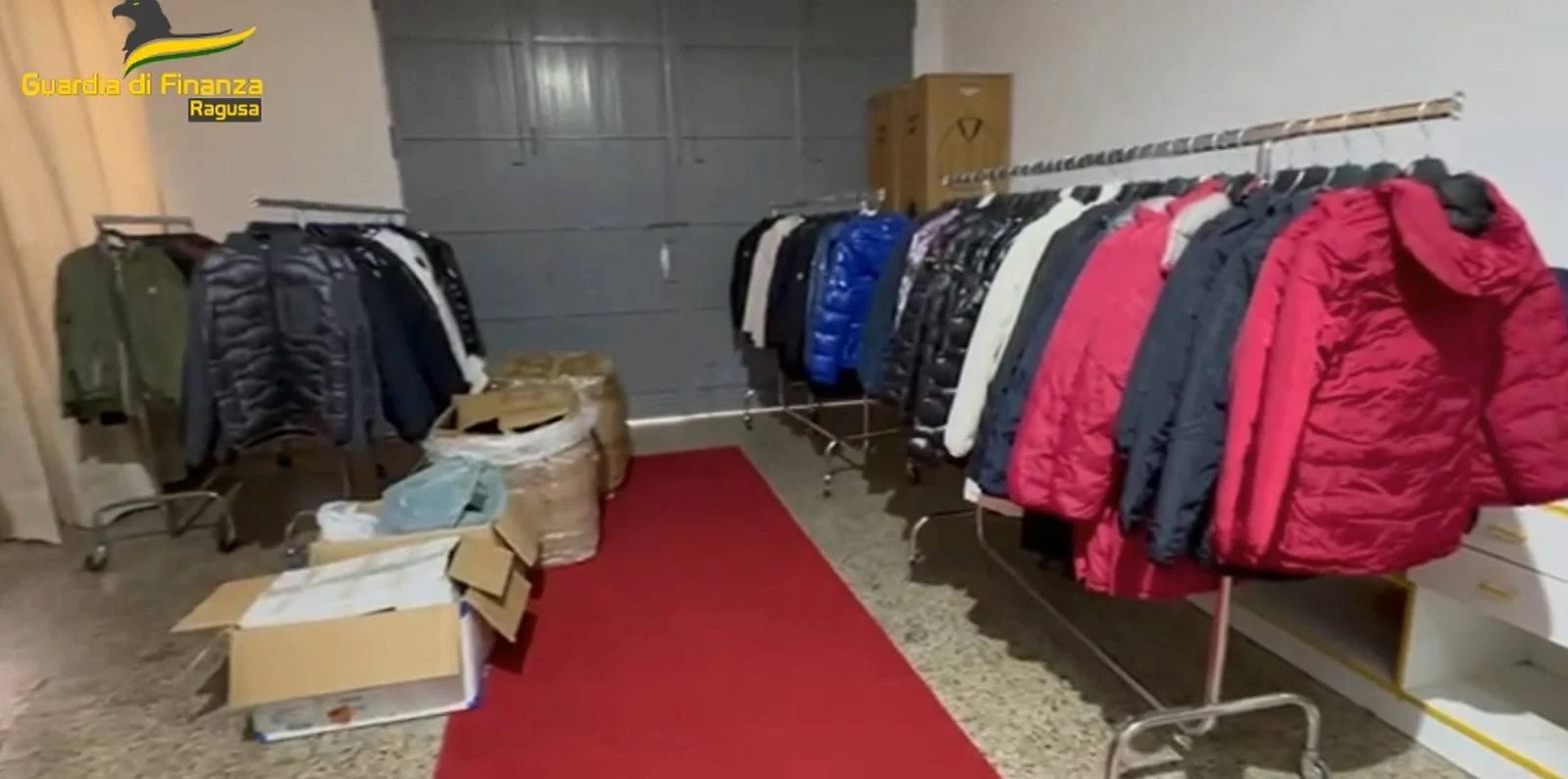 Abiti Gucci, eleganti e malfatti, nel garage di Comiso diventato boutique