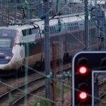 Macchinista si lancia dal treno in corsa, muore