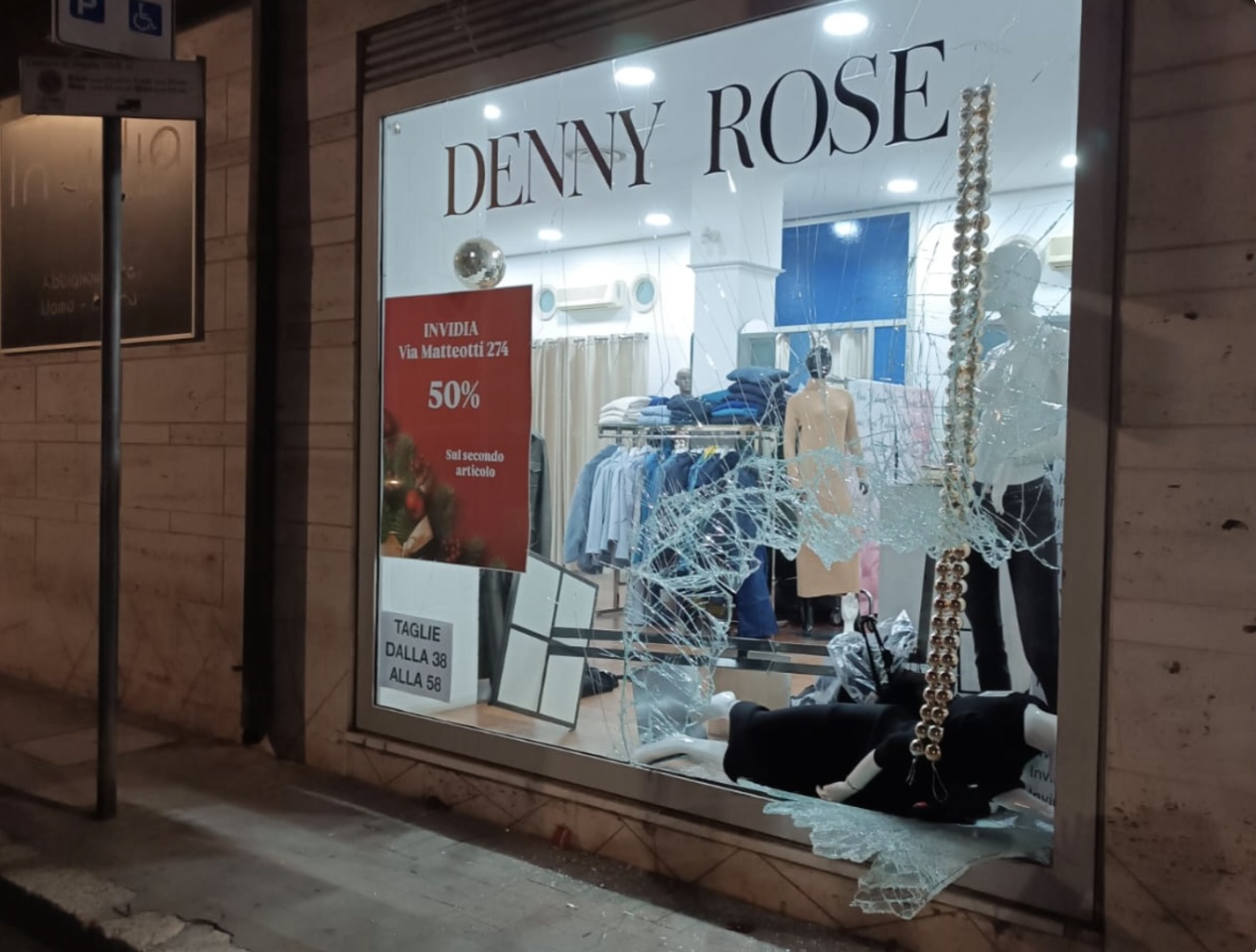 Furto con spaccata in un negozio del centro a Vittoria