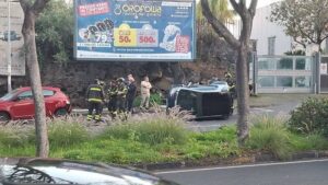 Incidente, auto si ribalta sulla circonvallazione di Catania