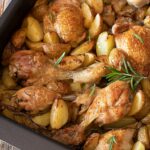Uccidono un pollo in casa per mangiarlo a Natale e scoppia una lite con i vicini animalisti