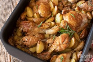 Uccidono un pollo in casa per mangiarlo a Natale e scoppia una lite con i vicini animalisti