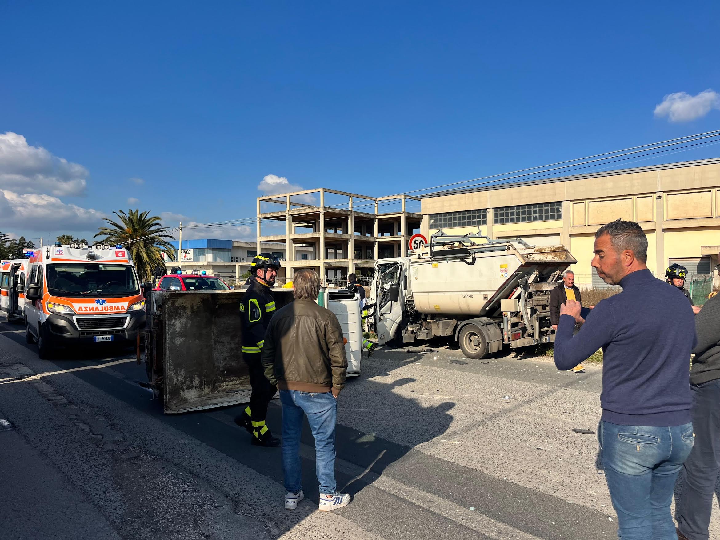 Incidente a Modica, furgone tampona una apecar dei rifiuti, coinvolta una Mercedes