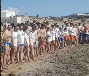 Bagno di fine anno a Marina di Modica, decine di temerari valorosi