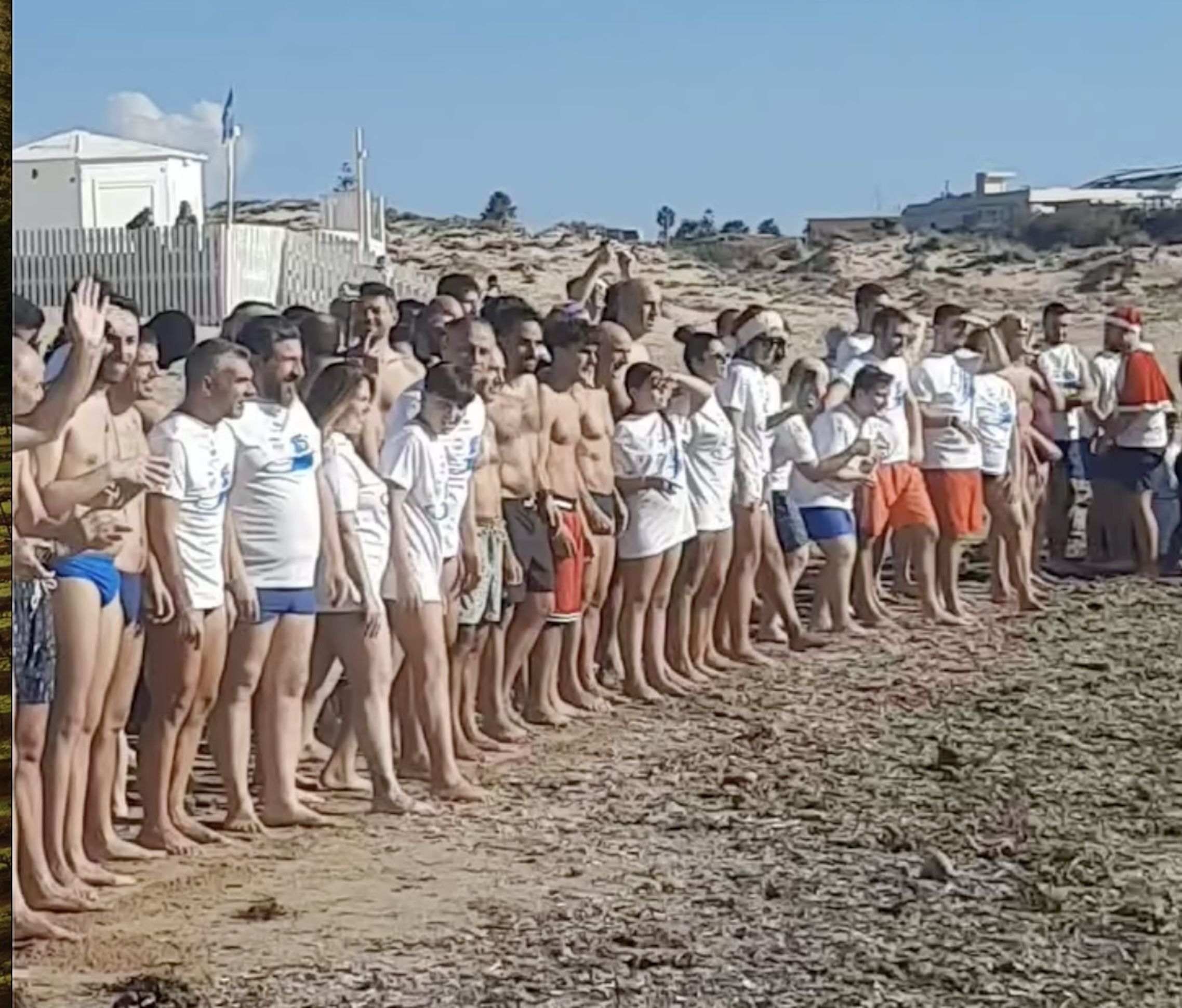 Bagno di fine anno a Marina di Modica, decine di temerari valorosi