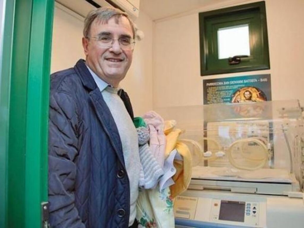 Neonato morto in chiesa a Bari, indagati il parroco e il tecnico che ripar&ograve; la culla dopo il blackout