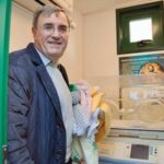 Neonato morto in chiesa a Bari, indagati il parroco e il tecnico che ripar&ograve; la culla dopo il blackout