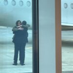 Cecilia Sala è atterrata in Italia, l'abbraccio col fidanzato
