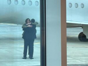 Cecilia Sala è atterrata in Italia, l'abbraccio col fidanzato