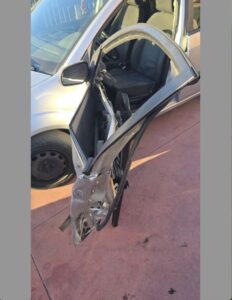 Pozzallo, apre lo sportello, passa una donna su una C-Max e glielo divelle, illeso per miracolo