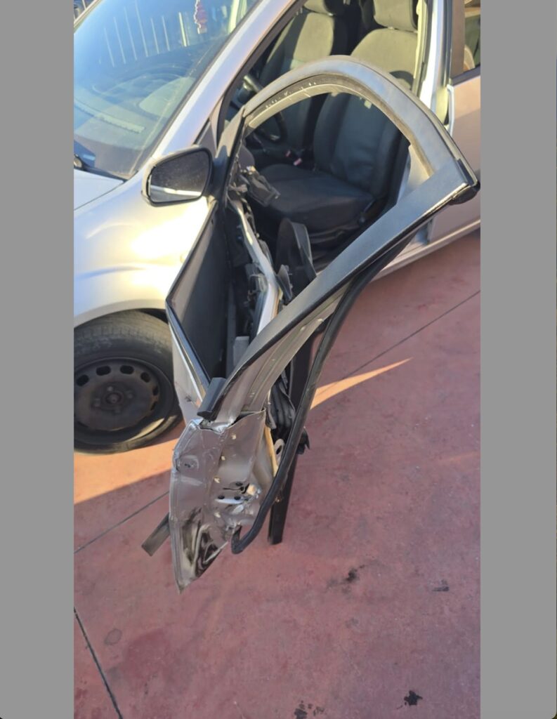 Pozzallo, apre lo sportello, passa una donna su una C-Max e glielo divelle, illeso per miracolo