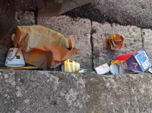 Ragusa, quel sacchetto di spazzatura lasciato da incivili lì da una settimana