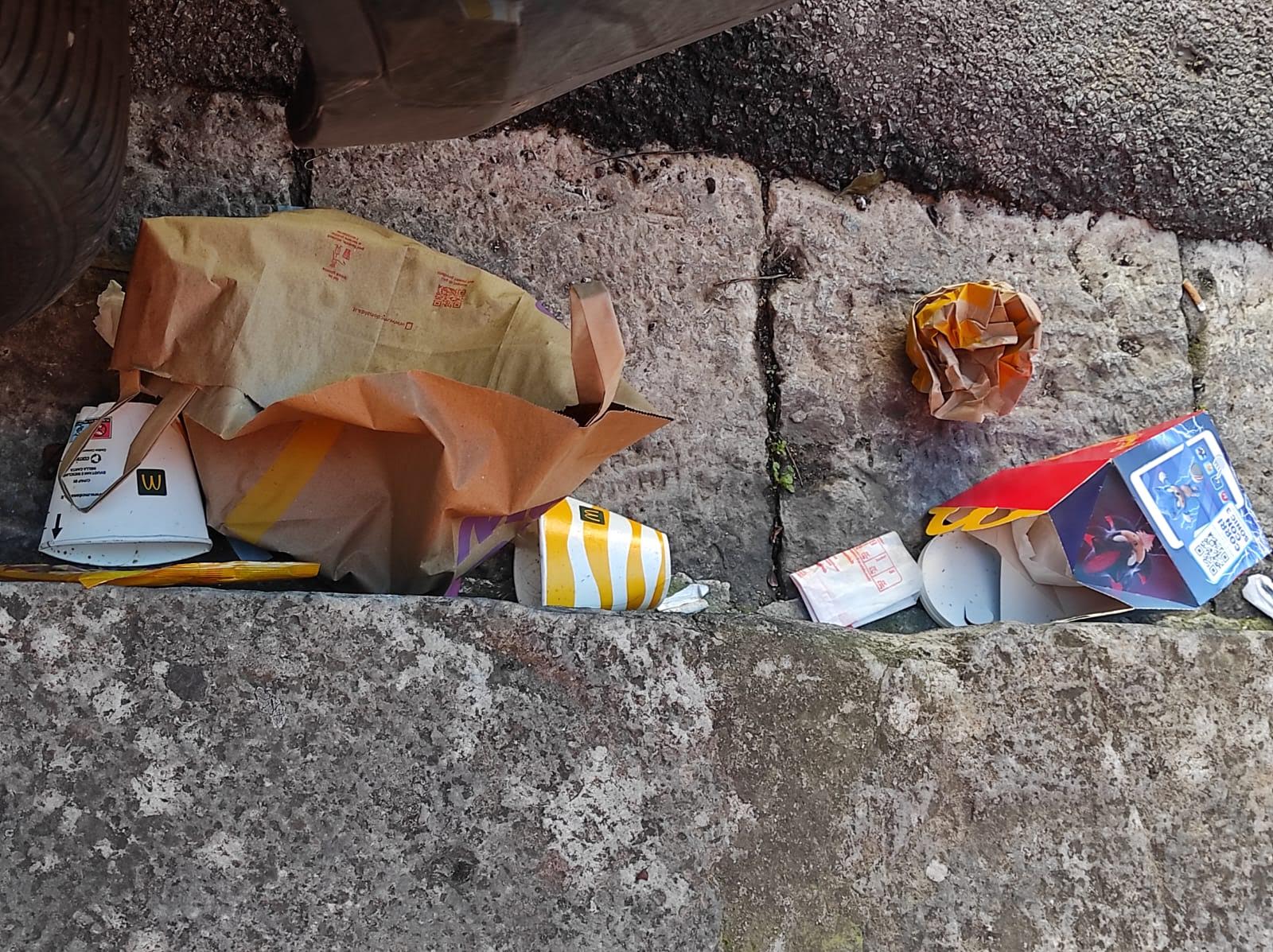 Ragusa, quel sacchetto di spazzatura lasciato da incivili lì da una settimana