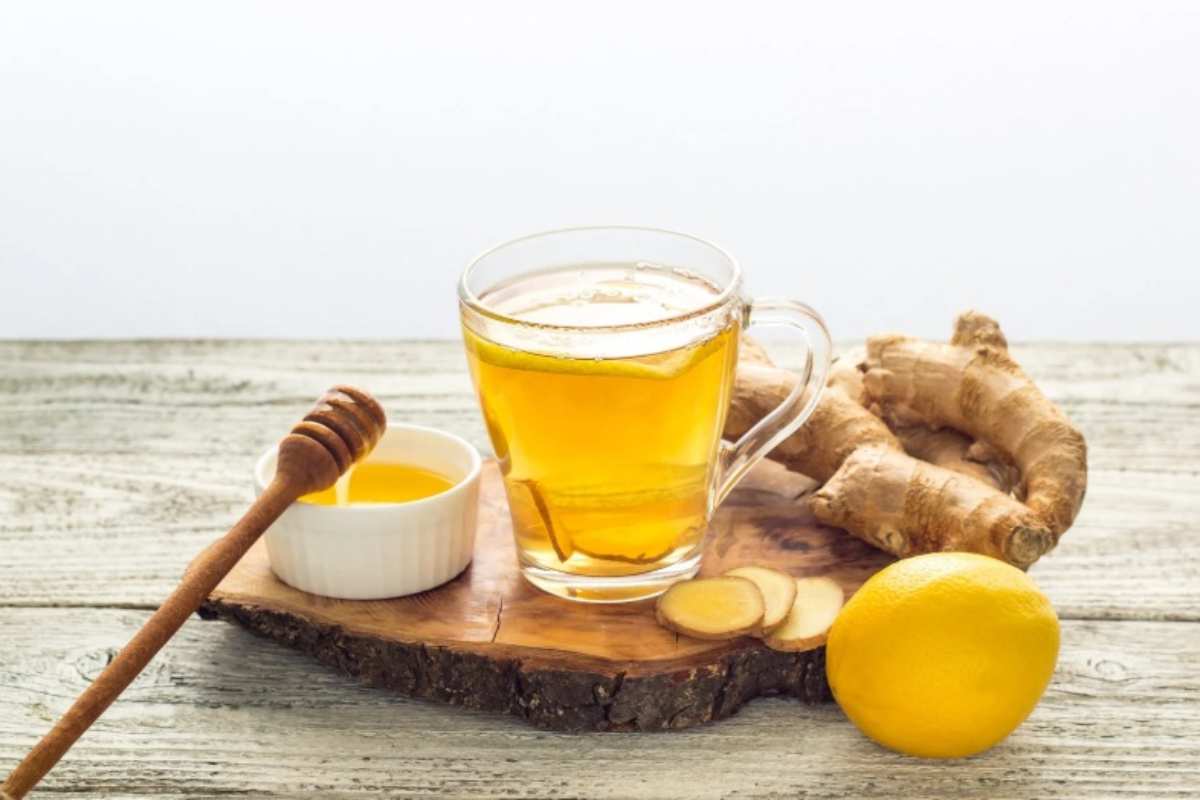 Acqua calda, limone, zenzero e miele, la bevanda per star bene e in salute