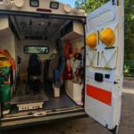 Infermiera arriva con ambulanza e scopre che il ferito a terrà è suo figlio