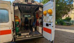 Infermiera arriva con ambulanza e scopre che il ferito a terrà è suo figlio