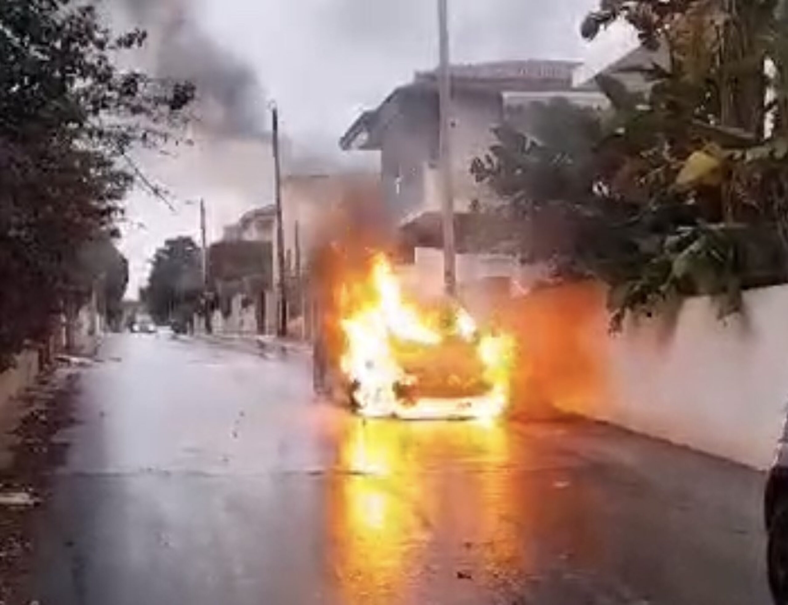 Marina di Modica, auto distrutta da incendio