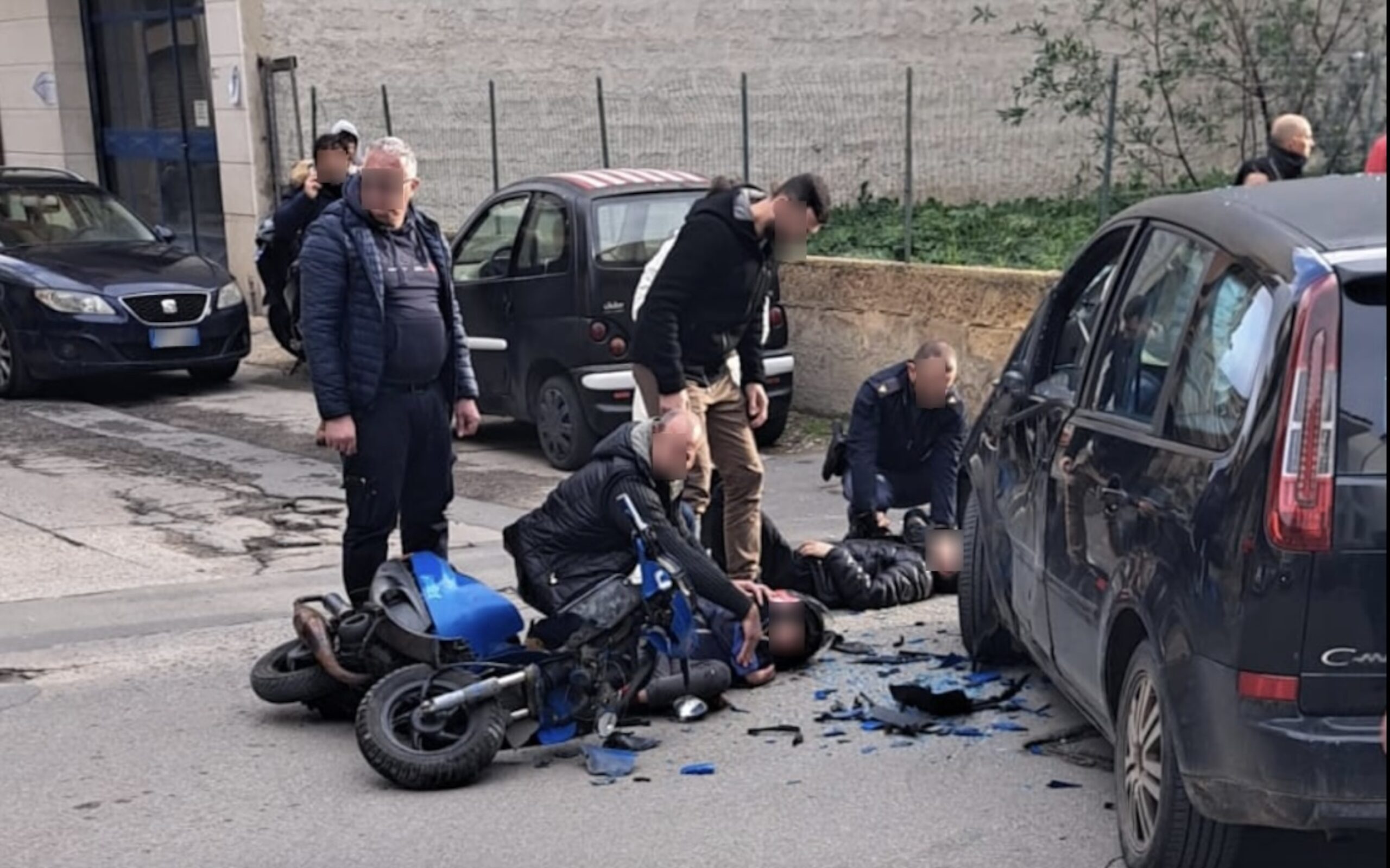 In scooter, vedono la polizia, fuggono e hanno incidente. Uno è in prognosi riservata