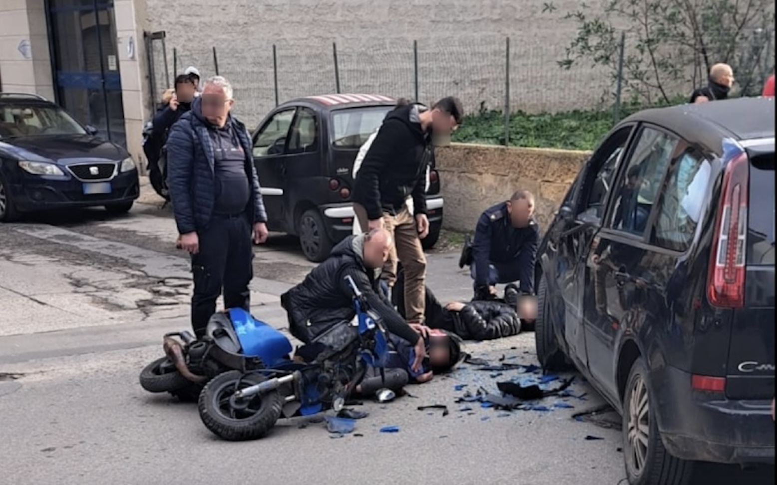 Incidente in scooter a Vittoria, ragazzino impenna su una ruota e si disfa di pistola a salve