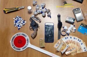 Ragusa, il 50enne con droga, pistola e munizioni nel box garage vicino al centro commerciale
