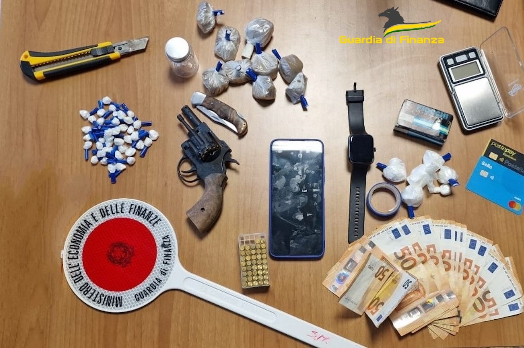 Ragusa, il 50enne con droga, pistola e munizioni nel box garage vicino al centro commerciale