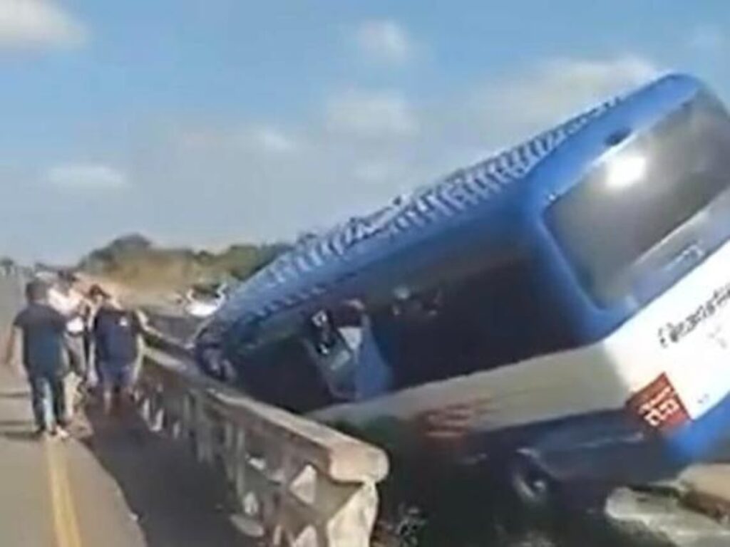 Un minibus esce di strada a Cuba, a bordo 8 italiani: morte due persone