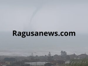 Ciclone, tromba marina al largo di Cava d'Aliga