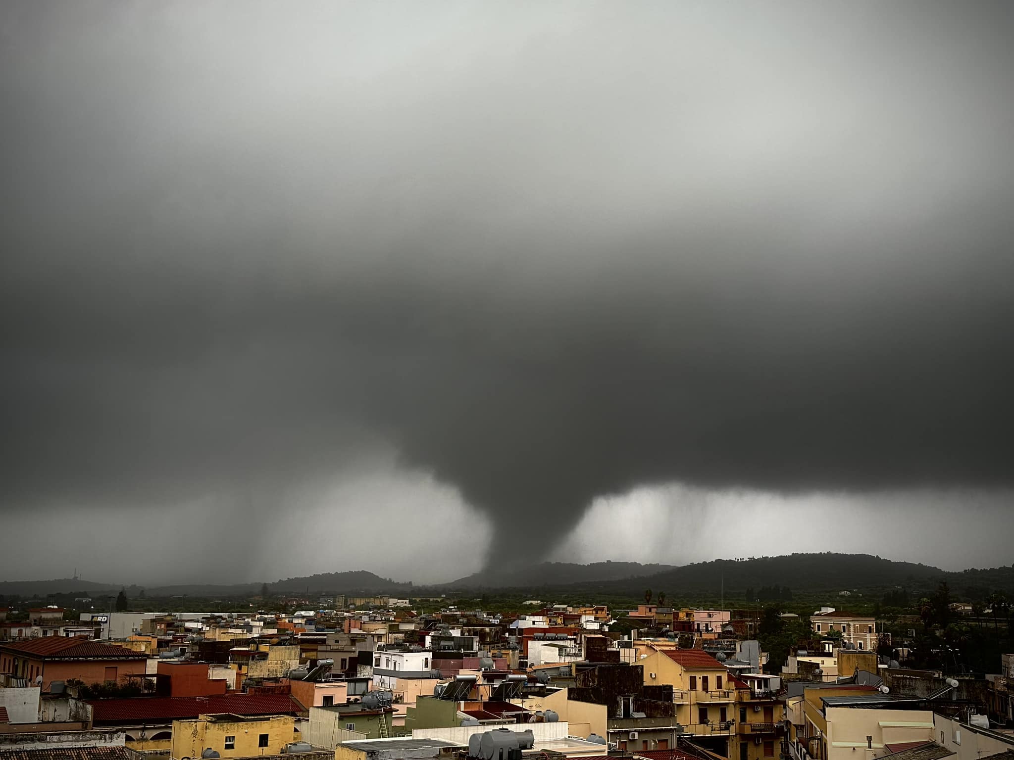 Ecco il ciclone tunisino Gabri: tromba d’aria a Noto e Avola. I danni nel catanese