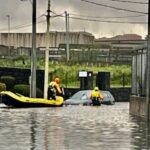Ciclone, auto sommerse nel catanese, automobilista salvato col canotto
