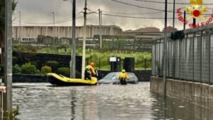 Ciclone, auto sommerse nel catanese, automobilista salvato col canotto