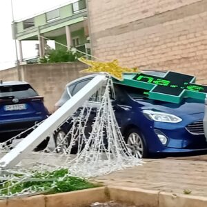 Ciclone, albero di Natale della farmacia rovina su auto in sosta
