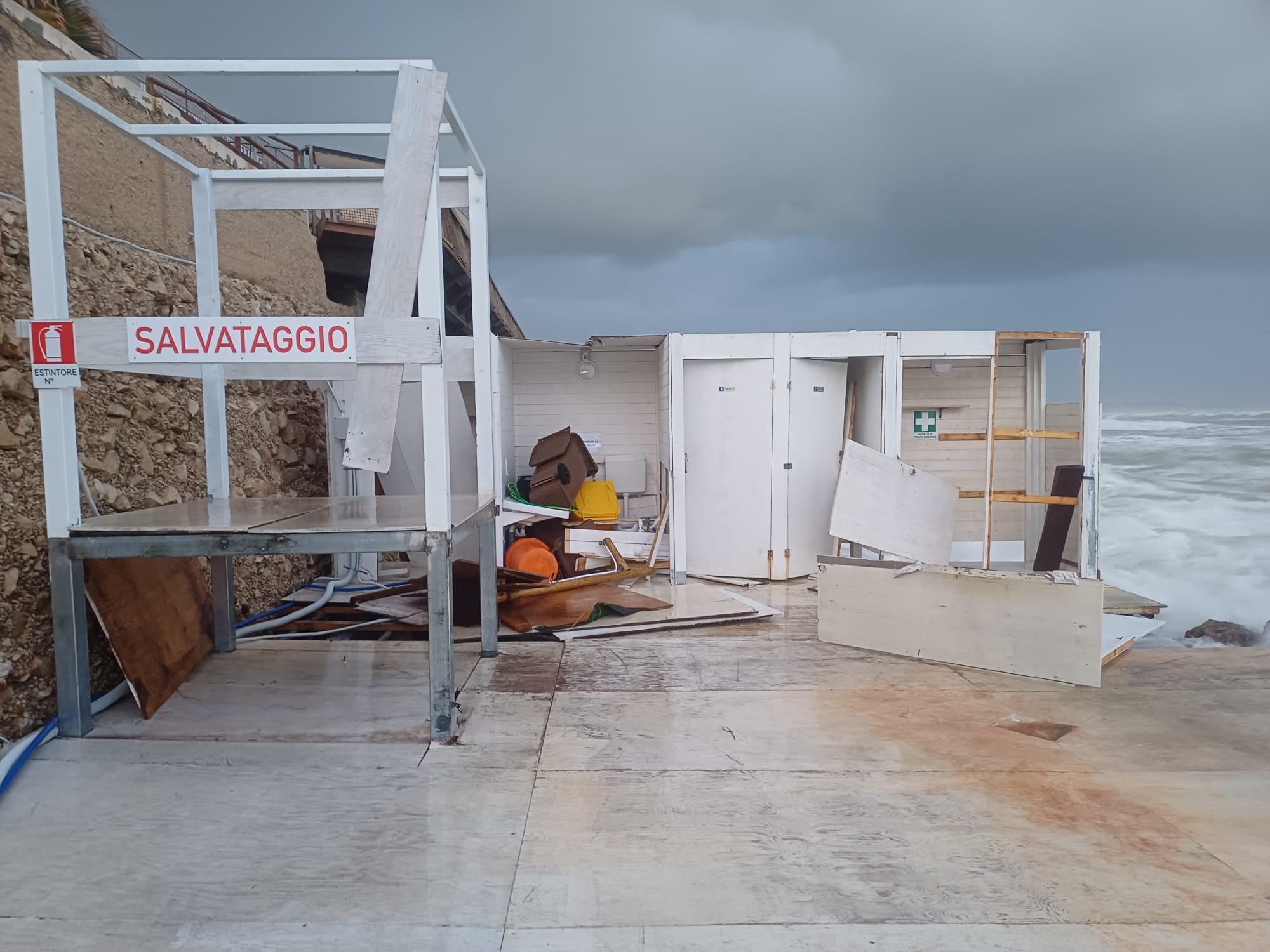 Ciclone, uno chalet distrutto a Pozzallo Ciclone, uno chalet distrutto a Pozzallo