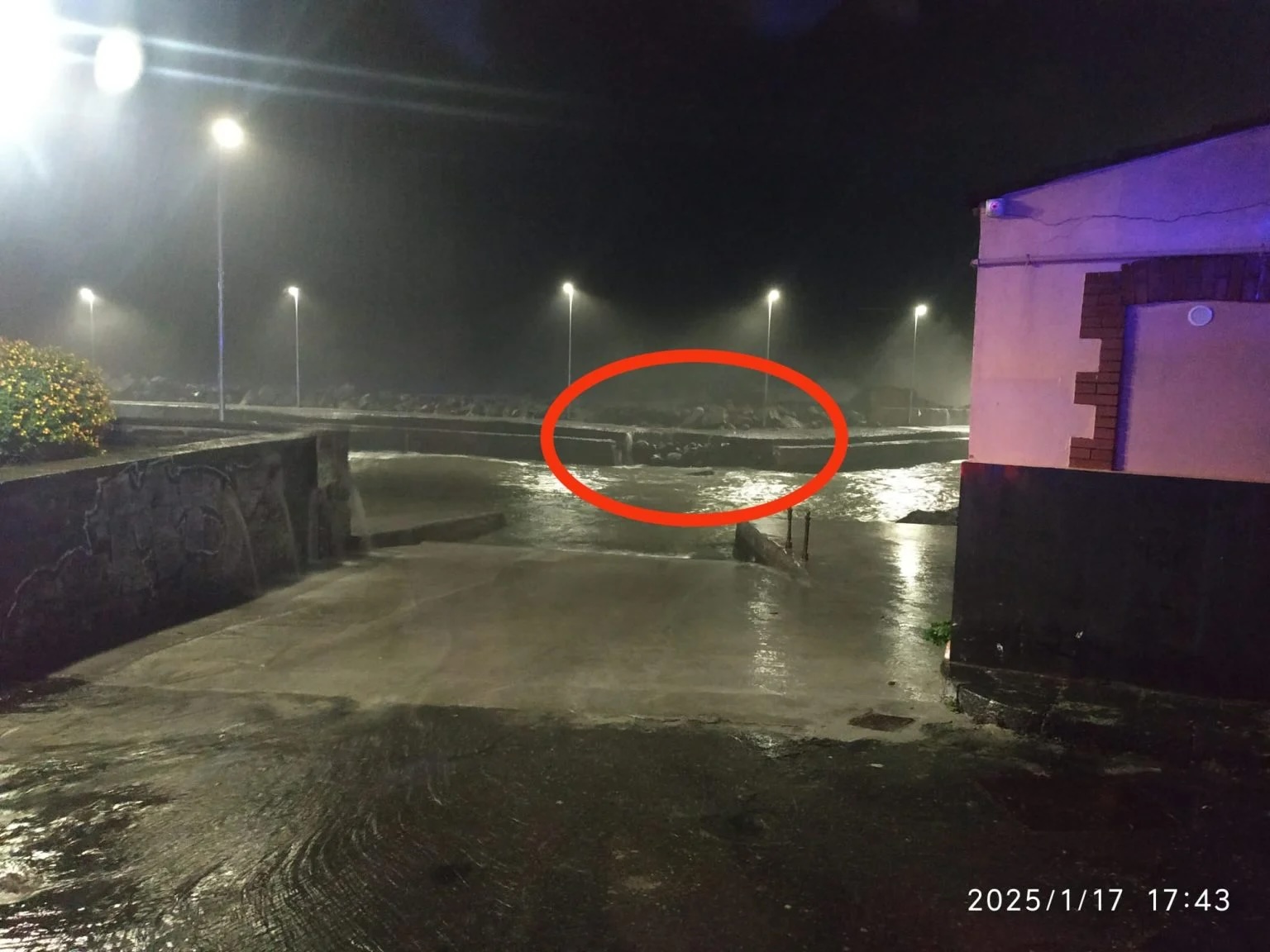 Ciclone, mareggiata fa crollare una parte del molo di San Giovanni Li Cuti