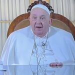 Papa Francesco mostra foto di se' bambino col vestito di carnevale