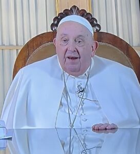 Papa Francesco mostra foto di se' bambino col vestito di carnevale
