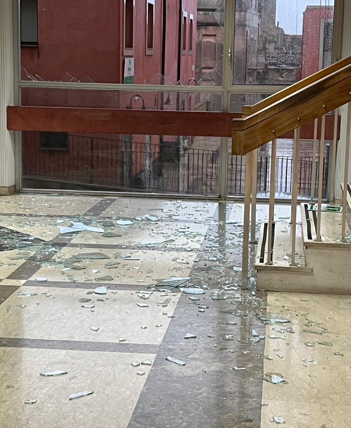 Ragusa, vetrata del Tribunale in frantumi per il vento: ferito un magistrato