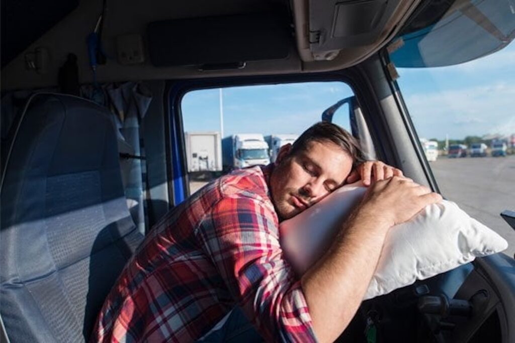 I rumeni che a Ragusa rubano il gasolio dai Tir in sosta mentre l'autista riposa