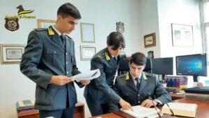 Pioggia di contributi pubblici a emittente televisiva, parenti assunti, ma solo sulla carta