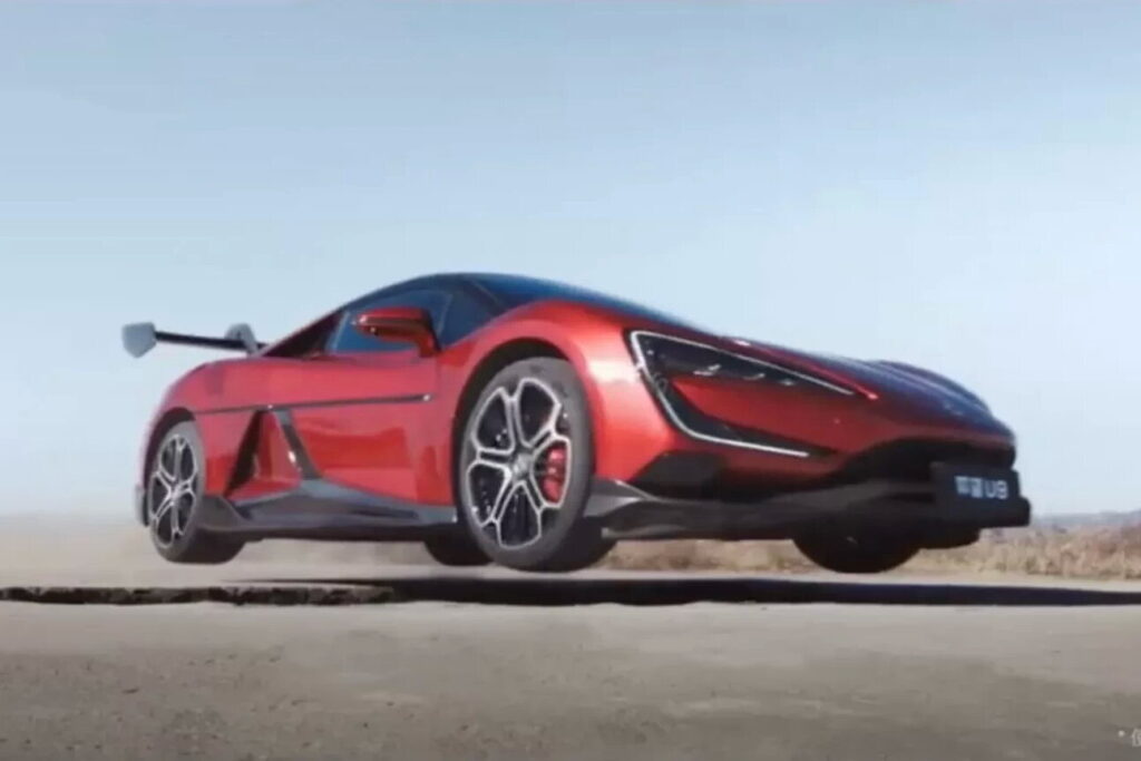 La supercar di Byd se vede una buca le salta da sola