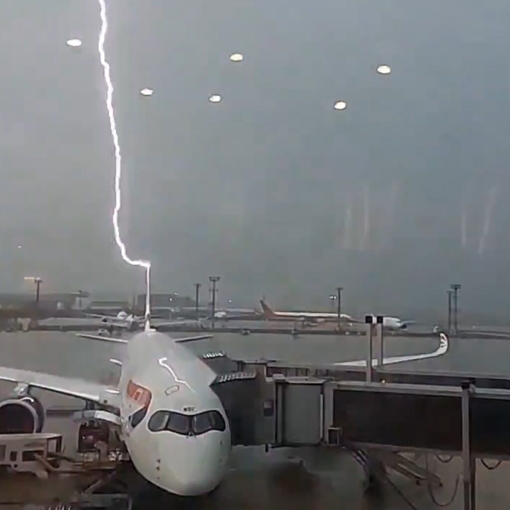 Il fulmine colpisce in pieno la coda dell'aereo in pista a San Paolo: il volo subisce un ritardo